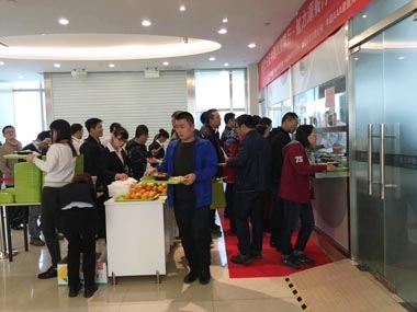甲方员工排队打餐