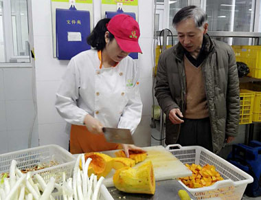 体系安全中心翟总到餐厅看望员工 体系安全中心翟总到餐厅看望员工