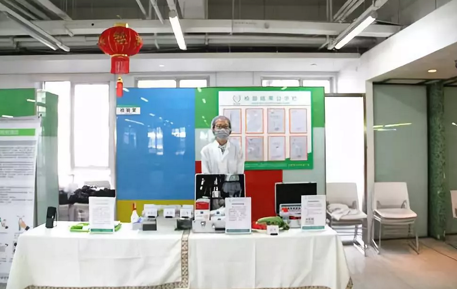 体系人员现场进行食材检测 体系人员现场进行食材检测